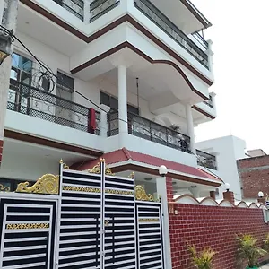 Varuna Palace , Near Mandir & Ghat's Hotel